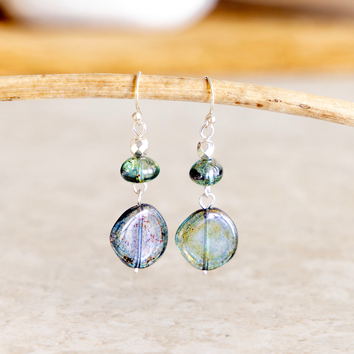 LUSTROUS GREEN GLASS DANGLE DROP EARRINGS | SILVER PLATED